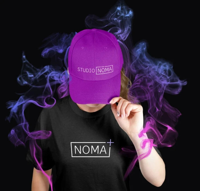 Mockup de boné e camiseta com os logos Studio Noma e NOMA+