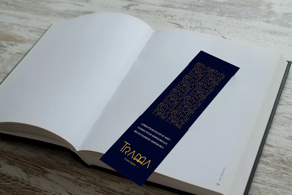 Marcador de livro azul-anil, com o padrão tipográfico e o logo, sobre um livro aberto